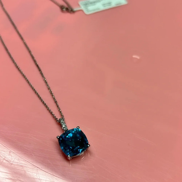 Swarovski Crystal Cushion Sterling Silver pendant on 18 inch chain. 925 - Picture 4 of 6